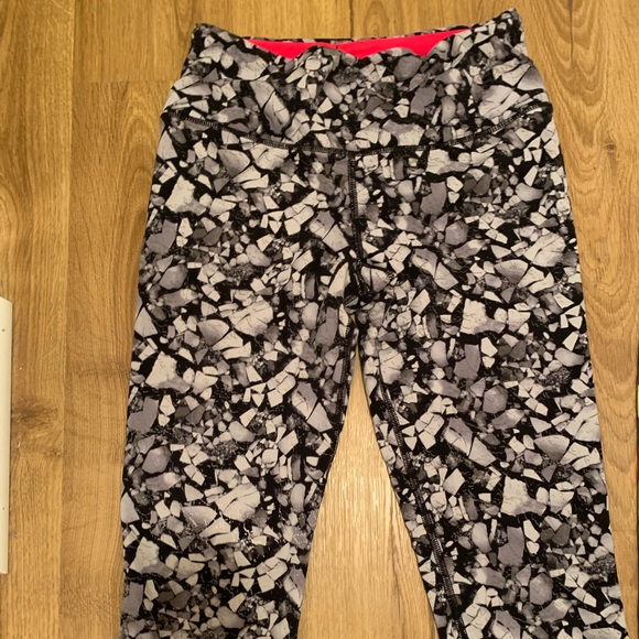 Victoria Secret Sport Crop Knockout Capri - Picture 2 of 5